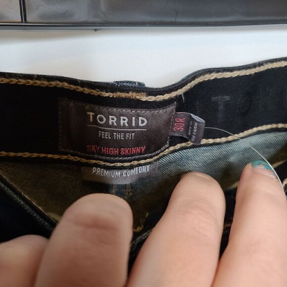 30W Torrid Sky High Skinny Jean Dark Wash Premium Comfort Step Hem Stretch Waist - Picture 7 of 12